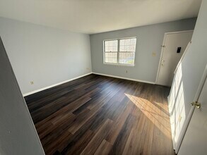 Building Photo - Vista View 6