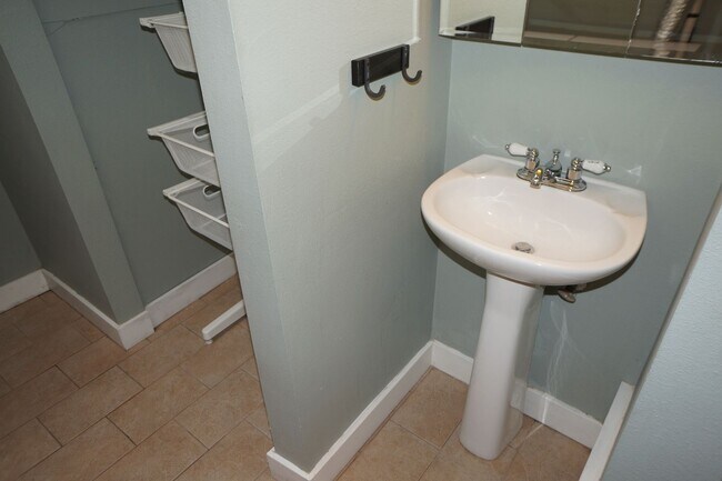 Building Photo - NE Portland updated one bedroom "Jewel"