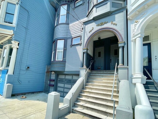 Building Photo - Super Charming NOPA Condo! Parking! Laundr...