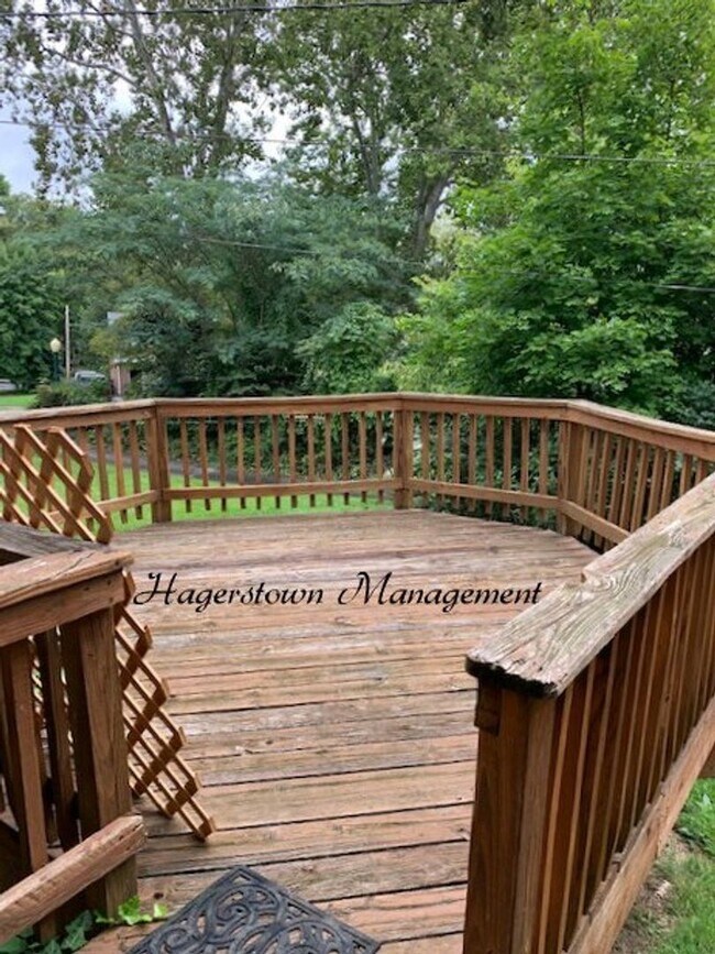 Building Photo - 604 Highland Way