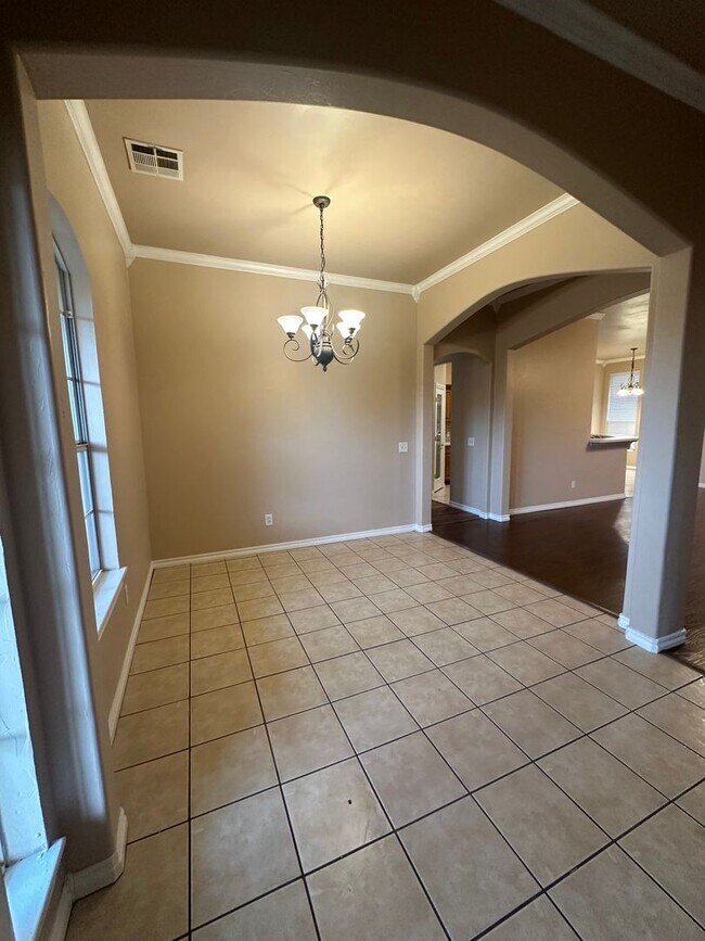 Building Photo - 2504 Thomas Dr