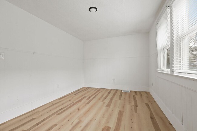 Building Photo - 822 N Bradley Ave