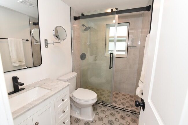 Building Photo - 112 Salisbury E