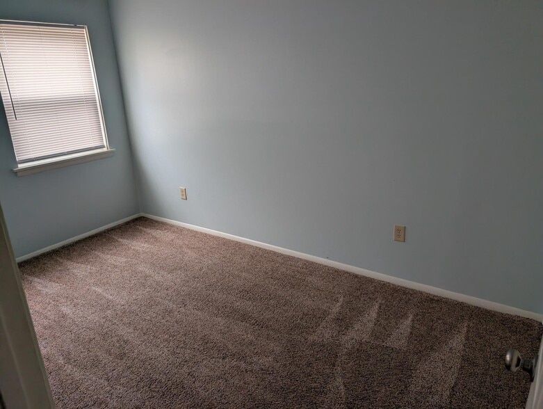 Building Photo - 1001 White Oak Rd