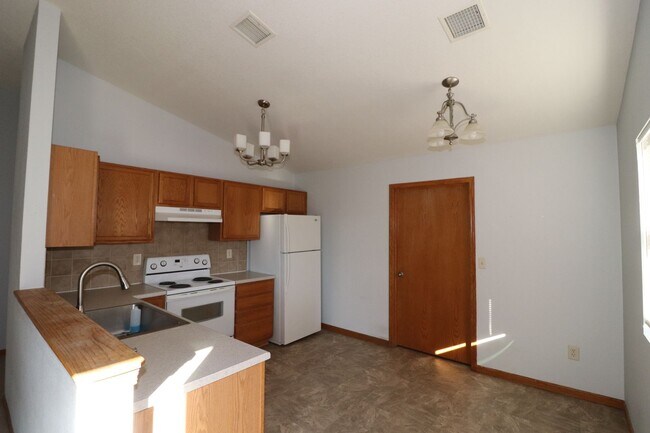 Building Photo - Spacious duplex for rent!