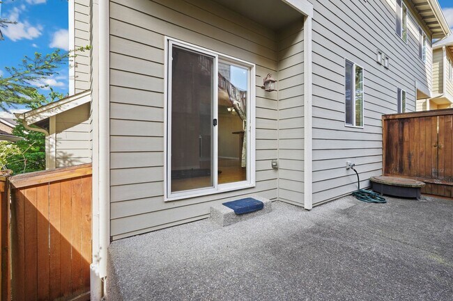Building Photo - Bothell Luxury Townhome!