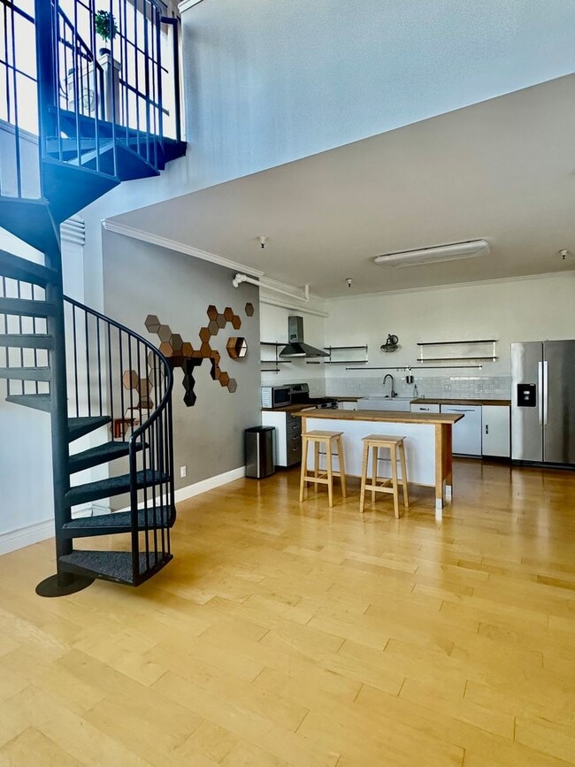 Building Photo - Industrial Chic 3bed/3bath loft style cond...
