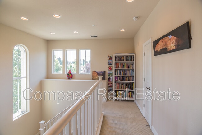 Building Photo - 5539 Southcrest Way