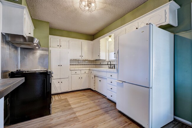 Building Photo - Charming 3 Bed 2 Bath  - Moore, OK