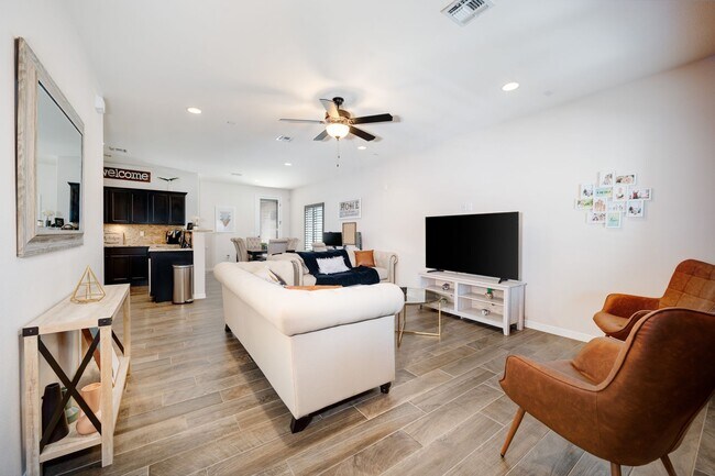 Building Photo - BEAUTIFUL EASTSIDE HOME