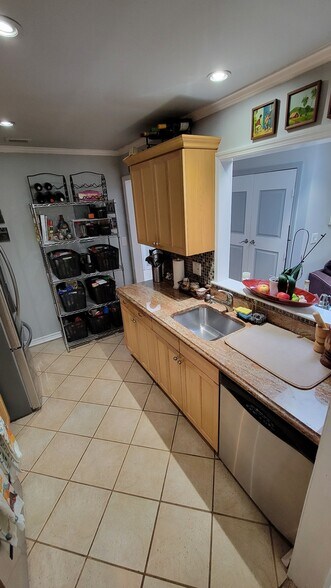 Kitchen - 780 River Rd