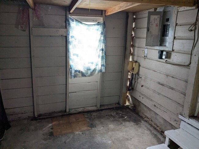Building Photo - 3 Bed 1 Bath with fenced yard, laundry roo...