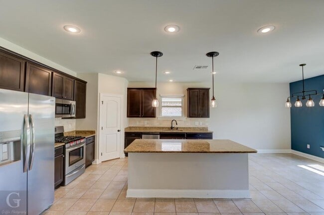 Building Photo - 650 Alder Ln