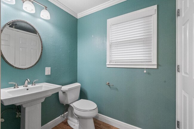 Building Photo - 1320 Woodvine Dr