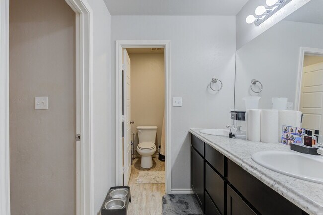 Building Photo - Two Story, 3 Bed / 2 Bath Duplex with Mode...