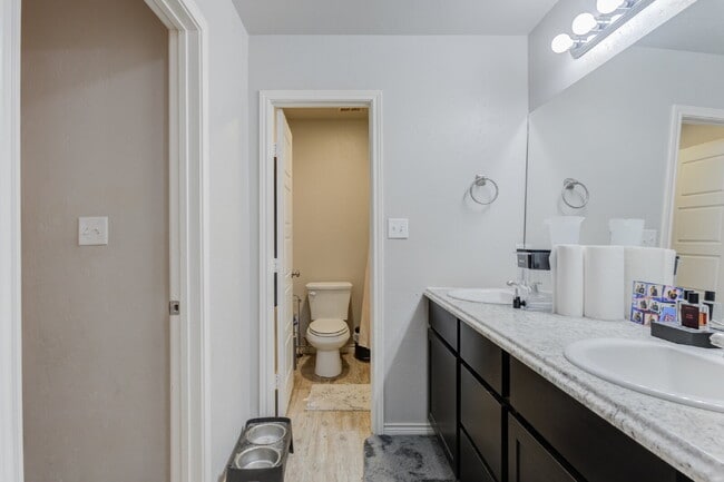 Building Photo - Two Story, 3 Bed / 2 Bath Duplex with Modern Appeal