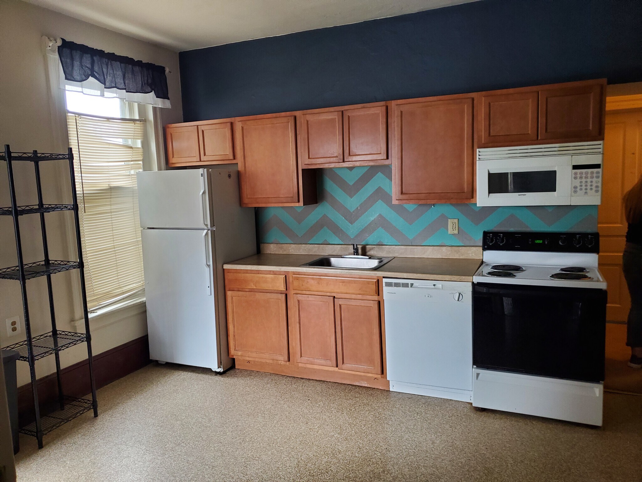 Building Photo - 215 W Chestnut St