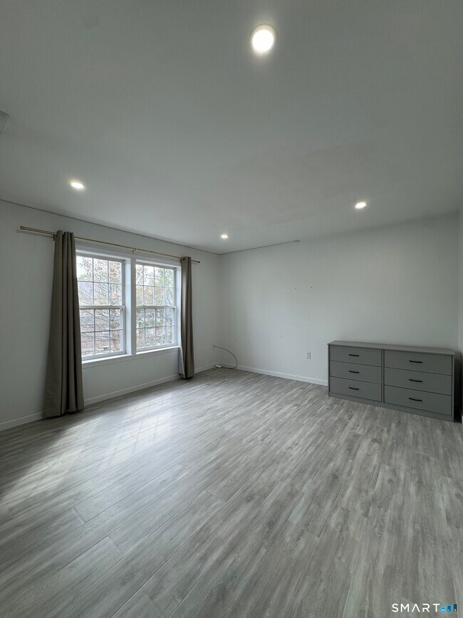 Building Photo - 136 W Cedar St