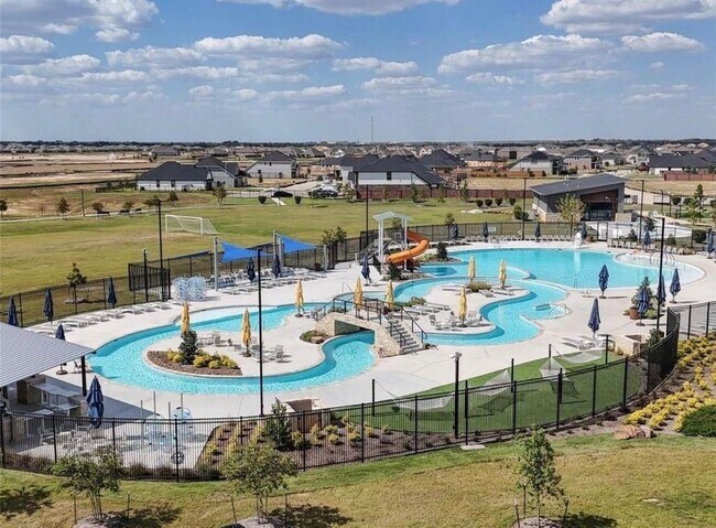 Building Photo - 27315 Blue Pool Dr