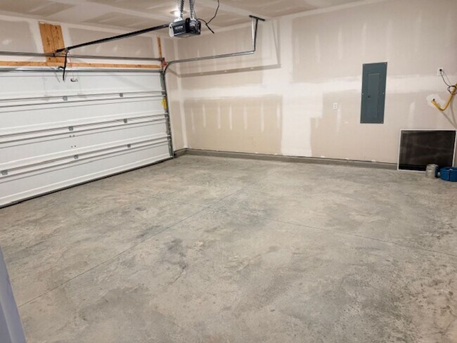 Building Photo - Maryville 37803 - Brand New Build in Maryville! 5 bedroom, 3.5 bath home - Contact Troy Adams (86...