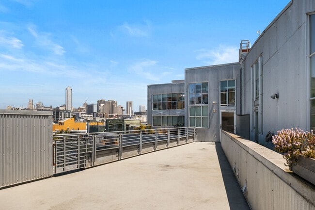 Building Photo - Spacious 2br loft with in-unit laundry and...