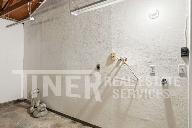 Building Photo - 3729 Moonbeam Dr