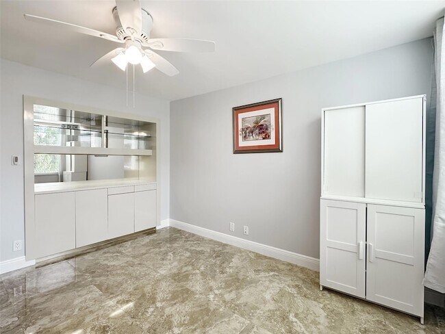 Building Photo - 3505 Oaks Way