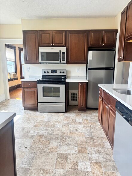 Building Photo - 44 Oakwood Ave