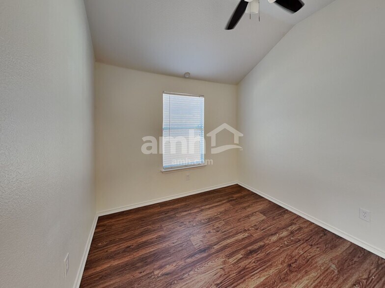 Building Photo - 1009 Whistle Stop Dr