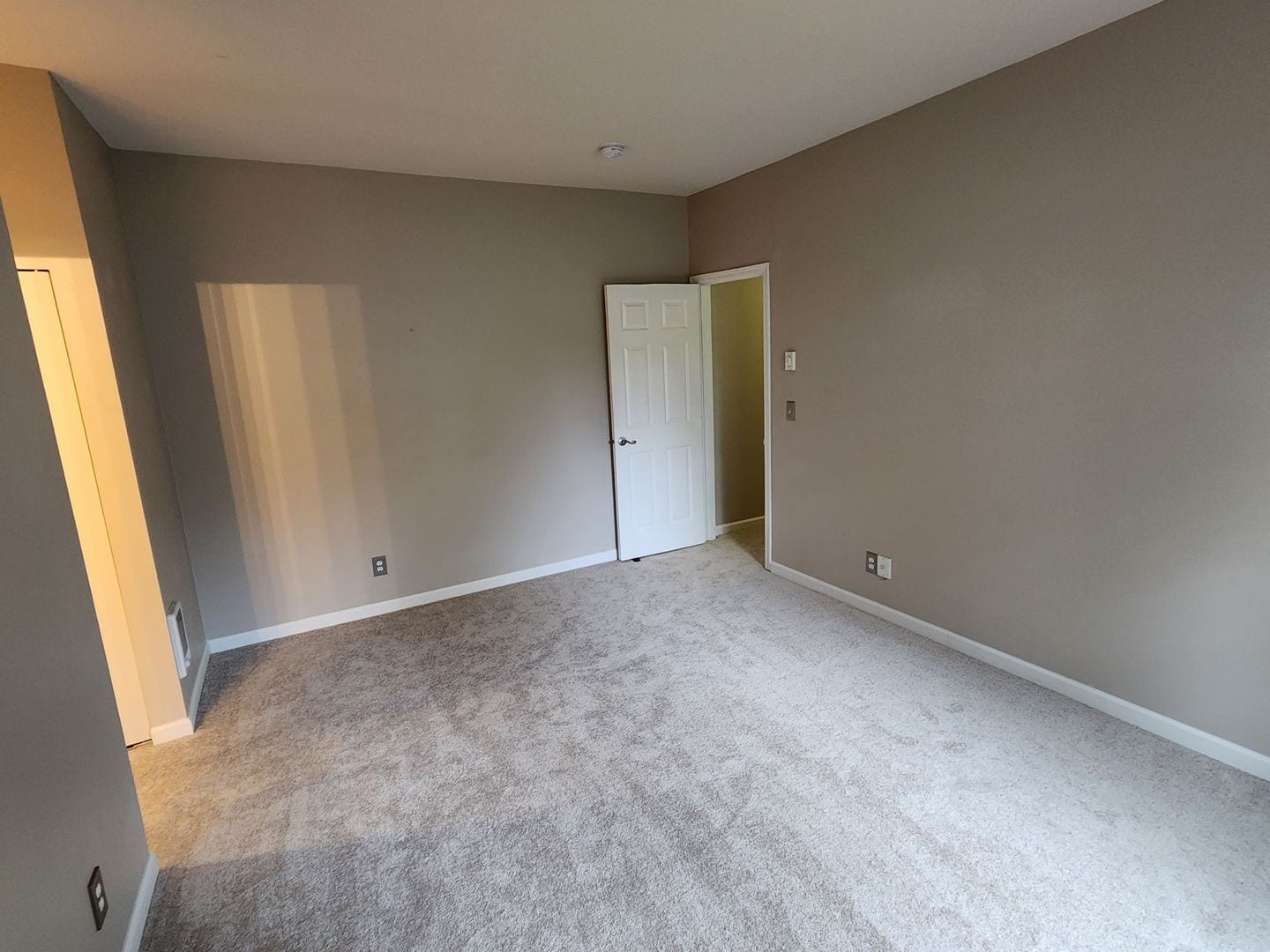 Building Photo - Large 1BR with New Carpeting!!!!