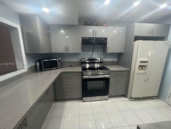 Building Photo - 800 NE 195th St