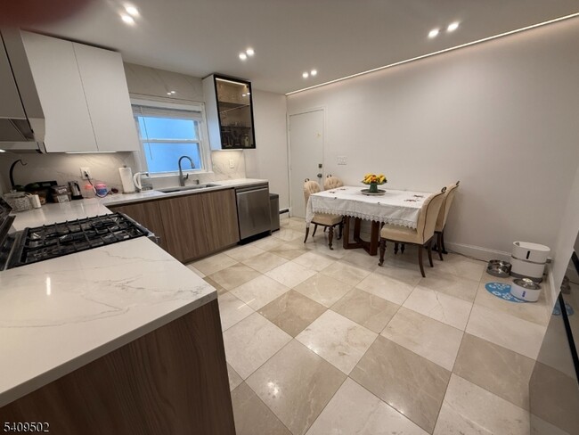 Building Photo - 18 Aubrey St