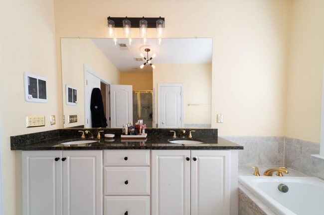 Building Photo - Well Appointed 3 Bedroom 3.5 Bath Townhome in Fairfax