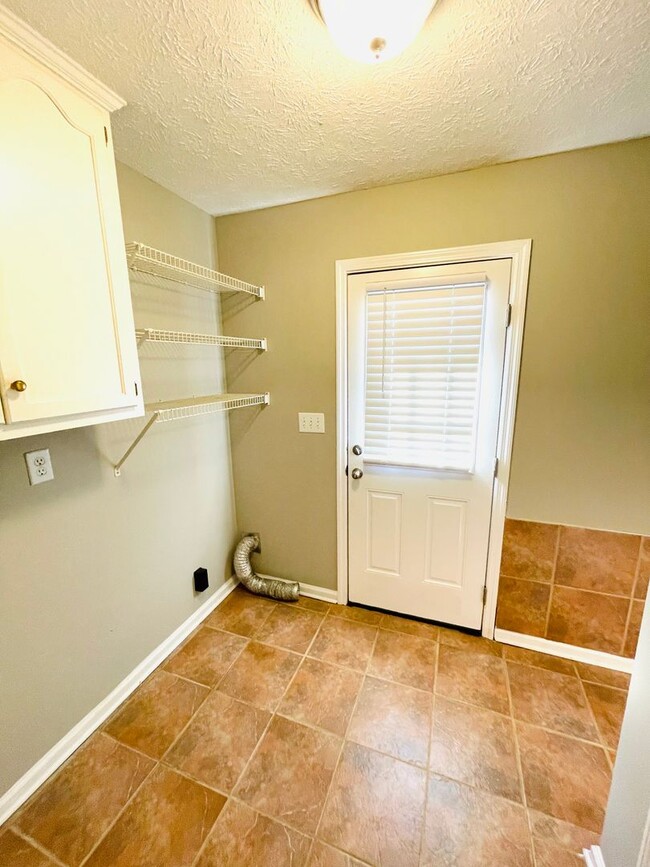 Building Photo - ** 2 bed 2 bath located off Taylor and Alt...