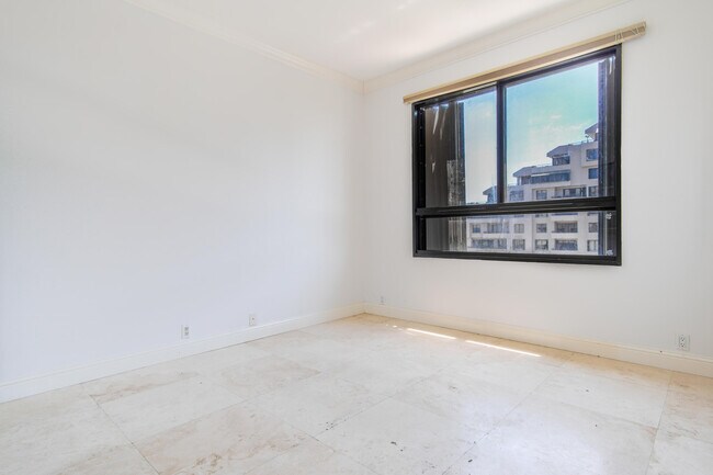 Building Photo - 251 Crandon Blvd