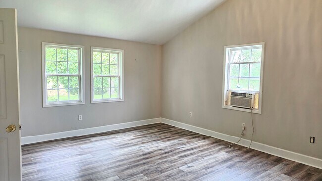 Building Photo - 1+Acre in the country! 2 bed/1.5 Bth- NO C...