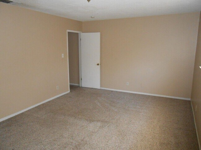 Building Photo - Spacious 2 story Townhouse with Community Pool