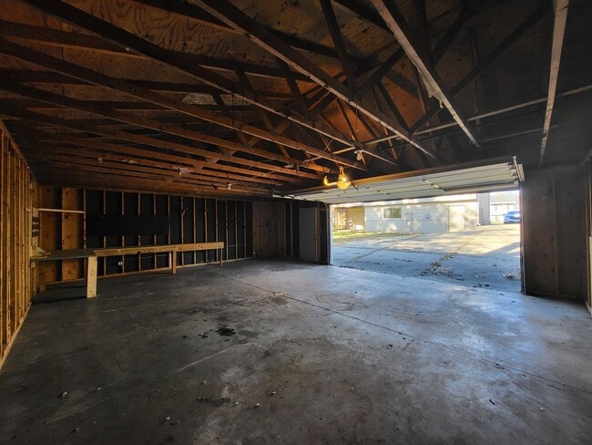 Building Photo - 4 Bedroom split-level home with garage!