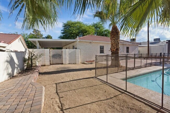 Building Photo - 1609 Chapman Dr
