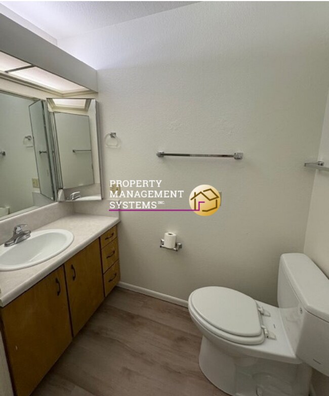 Building Photo - 2 Bedroom Condo w/ 2 Car Garage