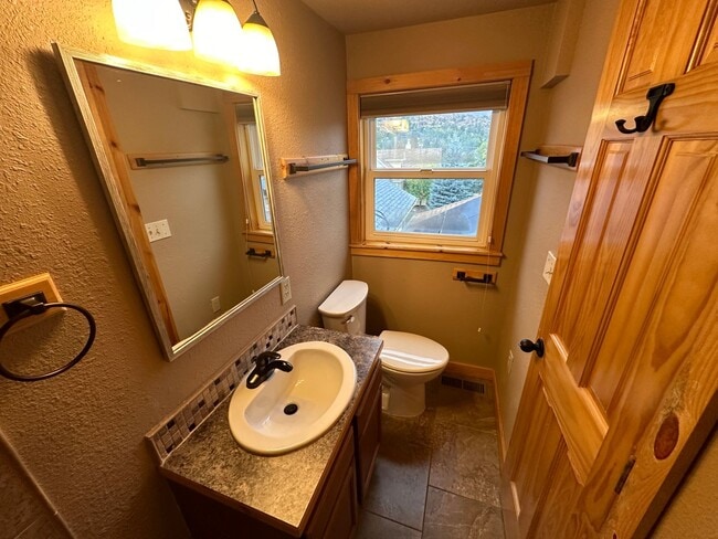 Building Photo - Beautiful Manitou Home With Sweeping Mount...