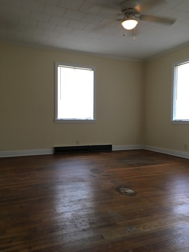 Building Photo - 300 Catherine Ave