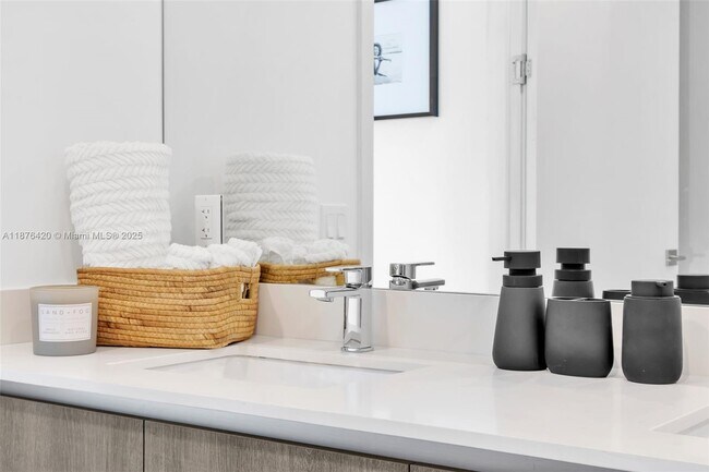 Building Photo - 17550 Collins Ave