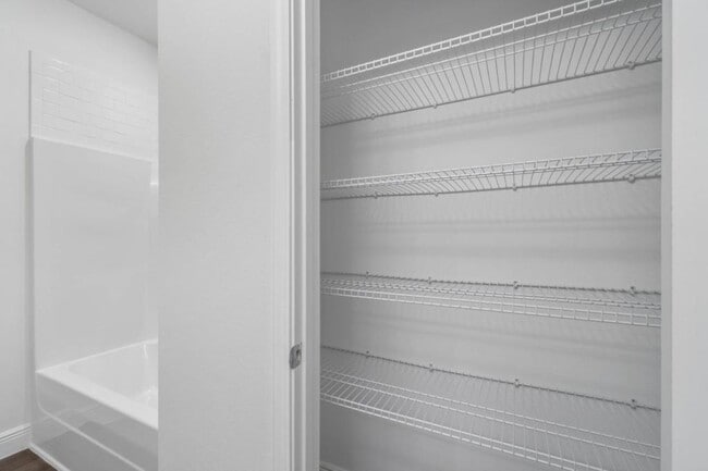 Building Photo - 529 Hill Ln