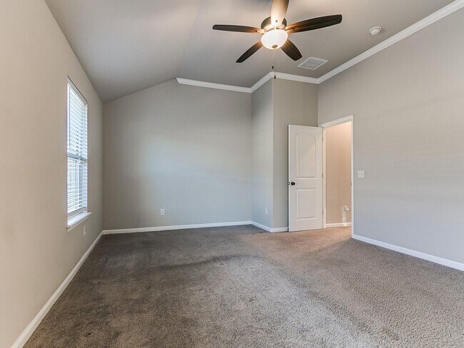 Building Photo - 3bed/2bath Home Available in the Heart of ...