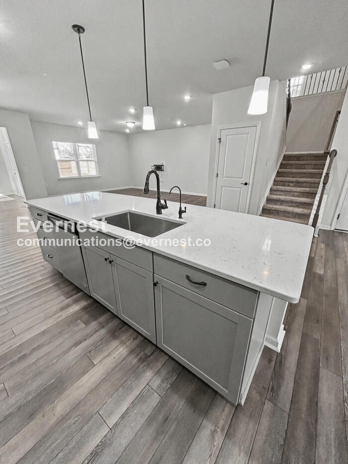 Building Photo - 2145 Bethpage Dr