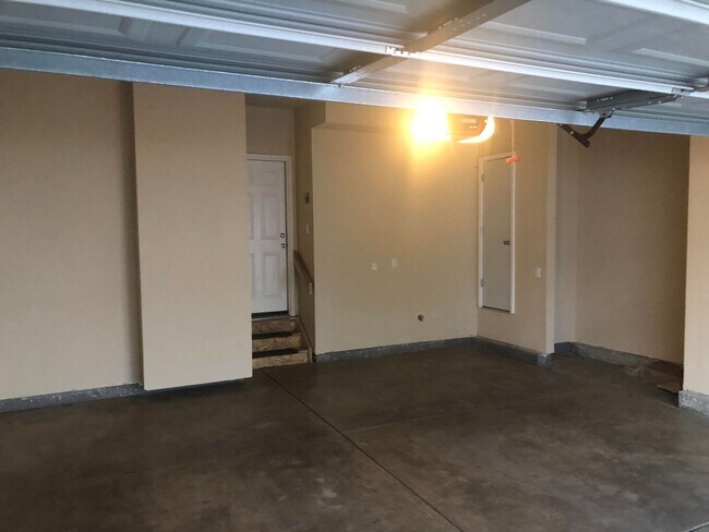 Building Photo - Well Maintained 2 Bed 3 Bath 2 Car Two-sto...