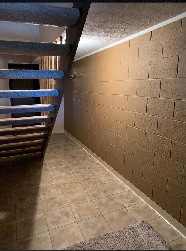 Building Photo - 2111 Penguin Ave