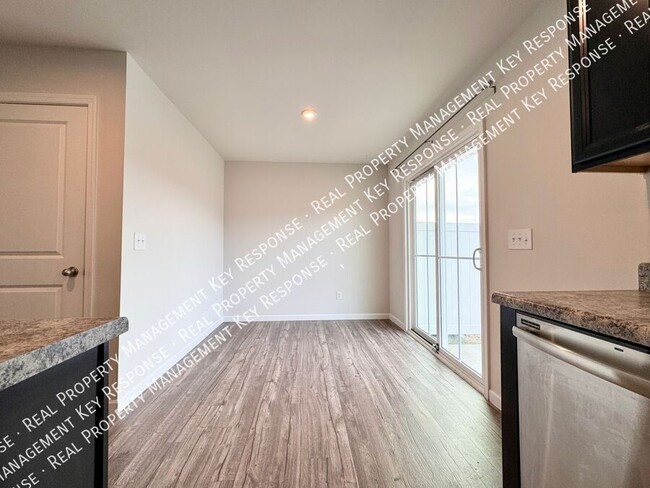 Building Photo - Lovely 3 bedroom 2.5 bath townhome close t...