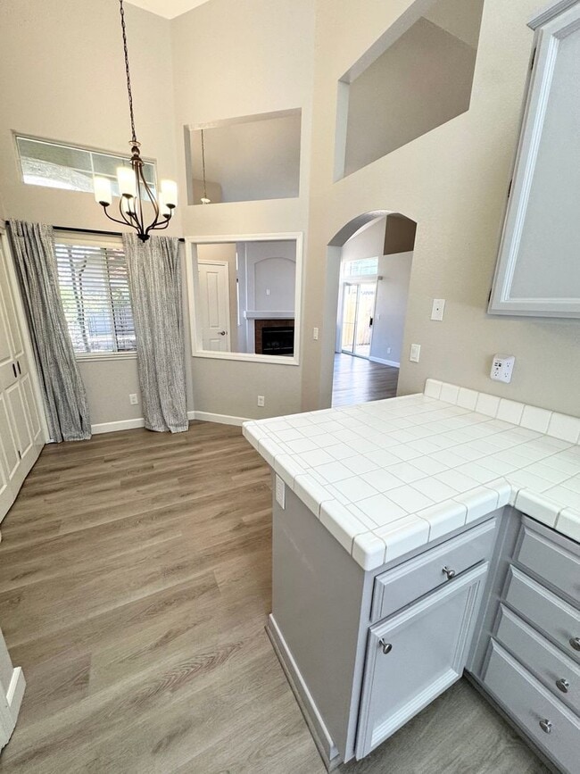 Building Photo - Move-In Ready 3-Bed, 2-Bath Home in Roseville! SEE VIDEO